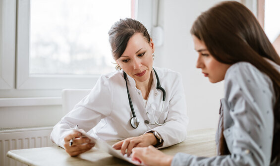 Frau beim Arztgespräch